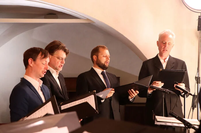 Die Festmesse zur Eröffnung des Carinthischen Sommers wird vom Vokalsolist:innenensemble Company of Music unter der Leitung von Johannes Hiemetsberger und dem Organisten Wolfgang Kogert mit einem Vokalwerk von transparenter Klarheit und Schönheit musikalisch gestaltet.