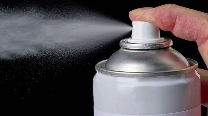 Treibgas kommt aus Spraydose aerosol spray can BLWS373665