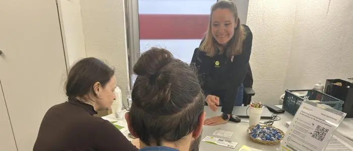 Julia Neugebauer vom Verein „Geben für Leben“ führte die Typisierung mit den Spendern durch