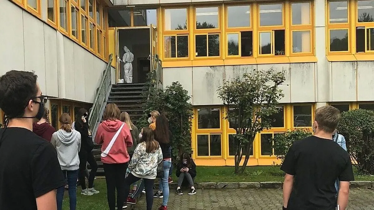 Vor der Schule warten die Schüler darauf, getestet zu werde