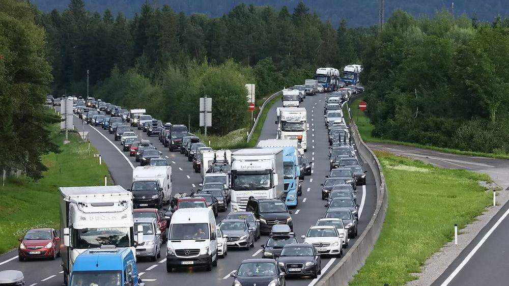 Verstopfte Autobahn bei Salzburg in Richtung Villach
