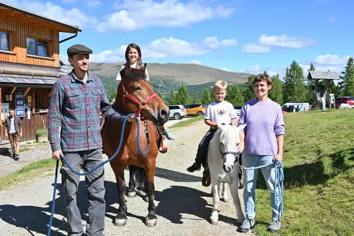Auch die jüngsten Gäste kamen nicht zu kurz: Beim Ponyreiten konnten sie erste Ritte erleben.