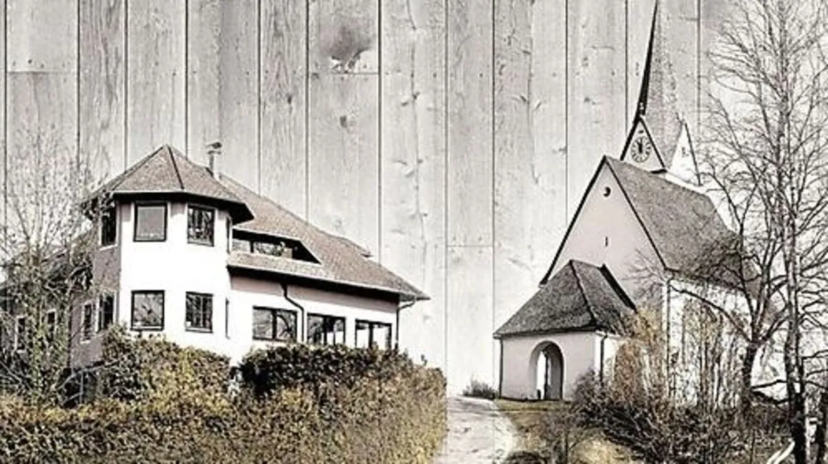 Das Wirtshaus befindet sich direkt neben der St.-Anna-Kirche