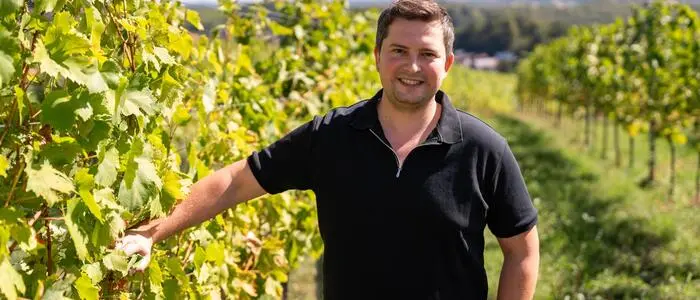 David Ulrich dort, wo er sich am wohlsten fühlt: im Weingarten.