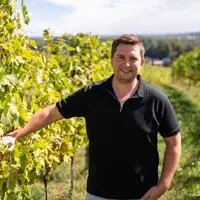 David Ulrich dort, wo er sich am wohlsten fühlt: im Weingarten.