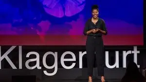 Die Harvard-Dozentin Farayi Chipungu bei ihrem TED-Talk in Klagenfurt im Juni 2025 | Farayi Chipungu bei ihrem TEDx-Talk in Klagenfurt