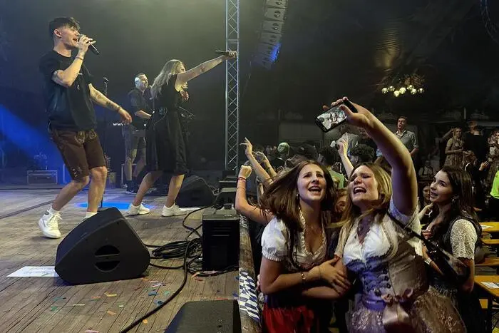 Ein absolutes Highlight war dieser Samstagabend: Die Coverband „K‘s Live“ eine der vielseitigsten Livebands Österreichs und der deutsche Partyschlager-Sänger „Rumbombe“ brachten das Gala-Zelt zum Kochen.