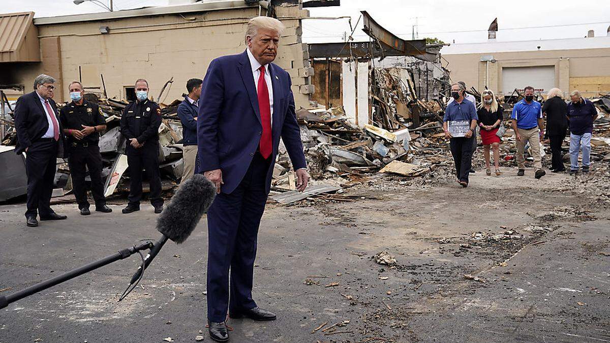 US-Präsident Donald Trump beim Besuch von Kenosha, wo es am Rande der Anti-Rassismus-Proteste zu gewalttätigen Auseinandersetzungen gekommen war