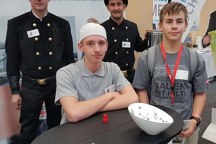 Fabian Wurzinger (Bildmitte) ist Rauchfangkehrerlehrling im 3. Lehrjahr. Er hat selbst vor drei Jahren bei der Messe zu seinem Beruf gefunden und berät und informiert die Schülerinnne und Schüler.
