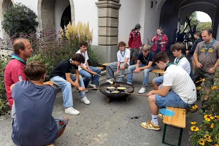 Bei der Pfadfinderstation wurden Steckerlbrot und Palatschinken am Lagerfeuer gebraten