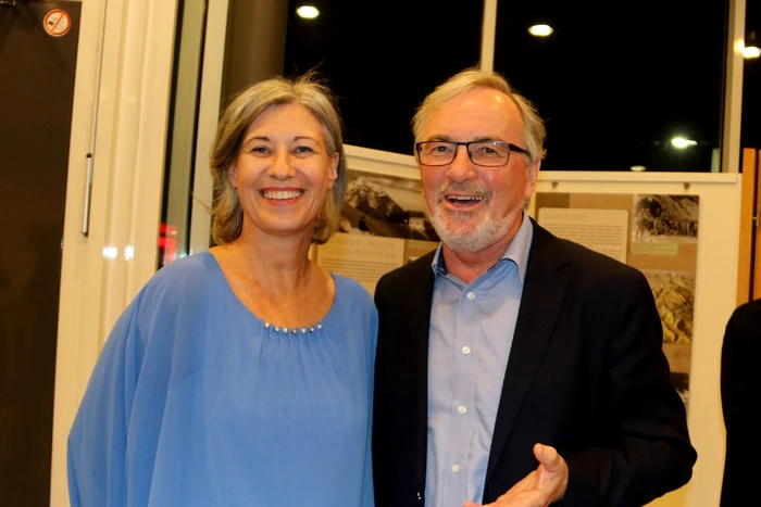 Mirjam Polzer-Srienz vom Volksgruppenbüro mit Raimund Grilc.