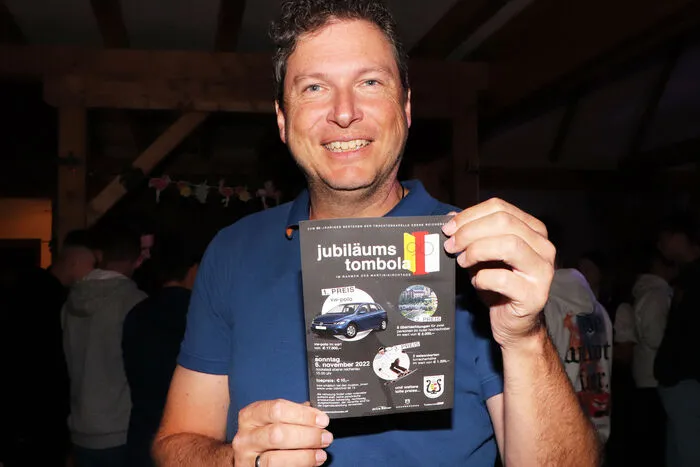 Johannes Dörfler (Obmann TK-Reichenau) präsentiere sein Jubiläums Tombola Fleyer, anläßlich zum "90-jährigen Bestehen" der Trachtenkapelle Reichenau am Sonntag, 6.11.2022 im Rahmen des Martinikirchtages am 15 Uhr im Nockstadl..
