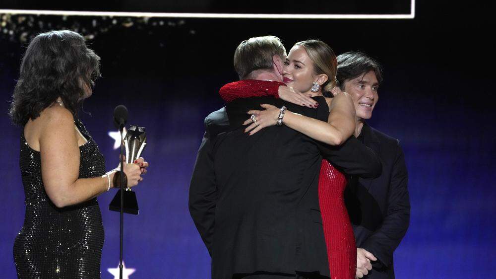 Christopher Nolan, Emily Blunt und Cillian Murphy freuten sich über den Preis „Best Picture“ für „Oppenheimer“ (von links)