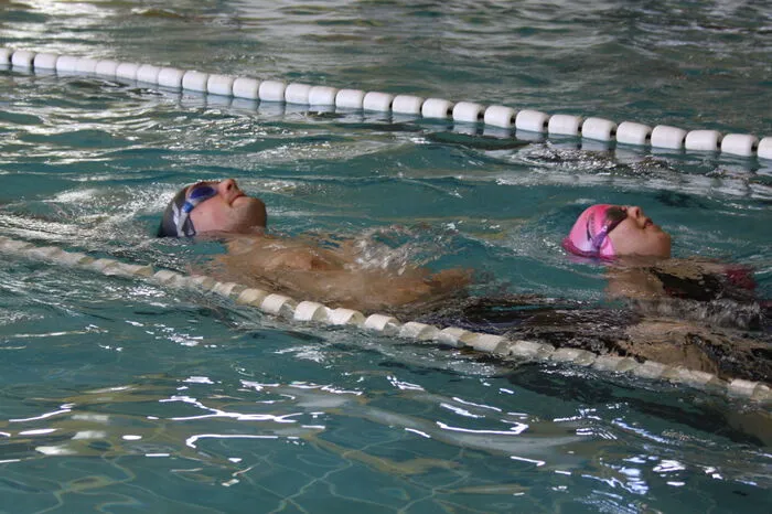Natürlich waren die Special Olympics-Schwimmer schneller als die Schülerinnen ...