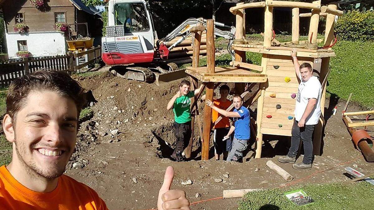 Landjugend, Gemeinde und regionale Firmen gestalteten den Spielplatz vor dem Kindergarten Leoben neu