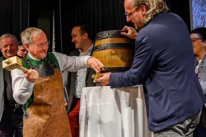 Den Bieranstich hatte Bürgermeister Josef Ober über.