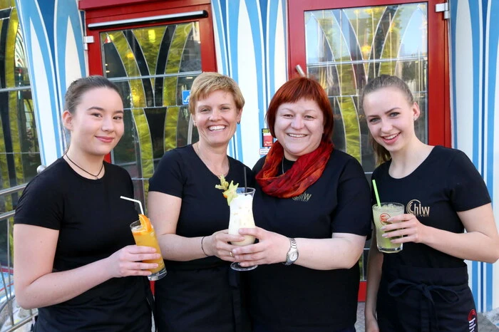 Die 3CHW-Projektleiterinnen Alexandra Berger (links) und Sophie Wedenig (rechts) hatten mit ihren Lehrerinnen Gerlinde Zergoi (2. von links) und Sigrid Grojer (3. von links) ein tolles Fest auf die Beine gestellt.