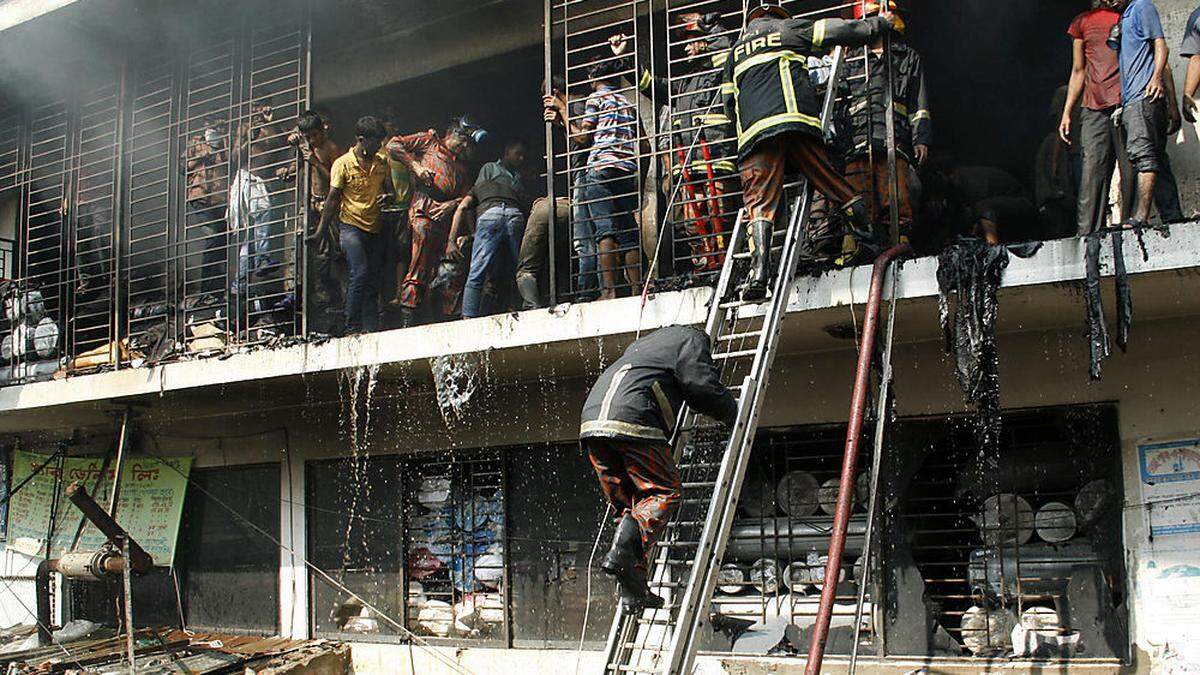 Mehr als 1000 Tote beim Brand in einer Textilfabrik in Bangladesch: Die katastrophalen Arbeitsbedingungen rüttelten die Welt auf