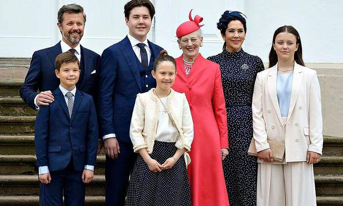 Königin Margarethe mit Kronzprinz Frederik, Kronprinzessin Mary und den Kindern Christian, Isabella, Vincent und Josephine