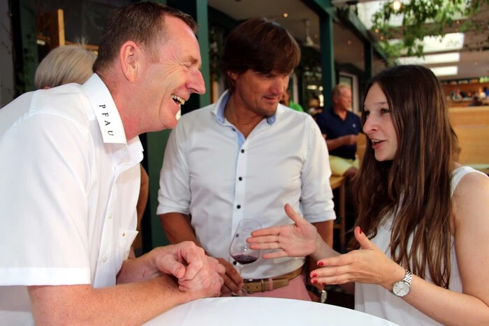 Die Restaurantleiterin vom Mochoritsch Eck, Victoria Latschen, rechts im Bild, zog mit ihrem jugenlichem Team gekonnt die Fäden eines großartigen Abends.