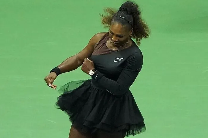 Serena Williams. Tennis gilt ja eigentlich als weißer Sport. Serena Williams sorgte mit ihren spektakulären Auftritten bei den US Open aber dafür, dass die Nachfrage nach schwarzen Outfits in die Höhe schnellte. 