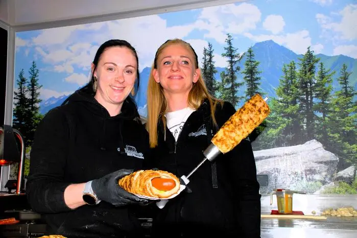 Abgerundet wurde die gut besuchte Schau mit süßen und pikanten Baumkuchen vom Hüttenzauber.
