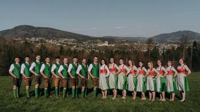 Die Landjugend des Bezirks Weiz präsentiert einen traditionellen Bandltanz