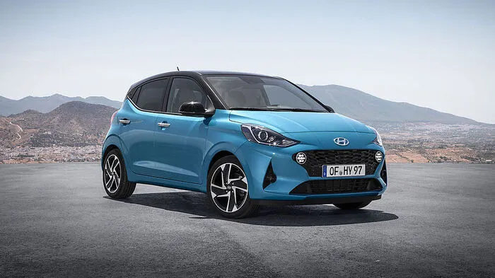 Wer sagt, dass Kleinwagen kein großen Sprünge vorwärts machen können? Ganz sicher nicht die dritte Generation des Hyundai i10. Die Koreaner haben ihrem Kleinsten nicht nur eine pfiffige neue Optik mit breitem Kühlergrill und LED-Tagfahrlichtern gegönnt, sondern auch seine Proportionen zurechtgerückt.