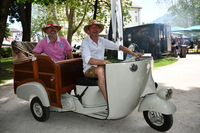 Vor Ort sind auch die Spittaler Vespisti - hier Gerald Smesovsky und Christof Hofer mit einer Calessino Ape, einem Moped-Taxi aus dem Jahr 1953.