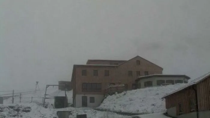 Die Lucknerhütte liegt auf 2241 Meter Seehöhe: Die Webcam zeigt Schnee.
