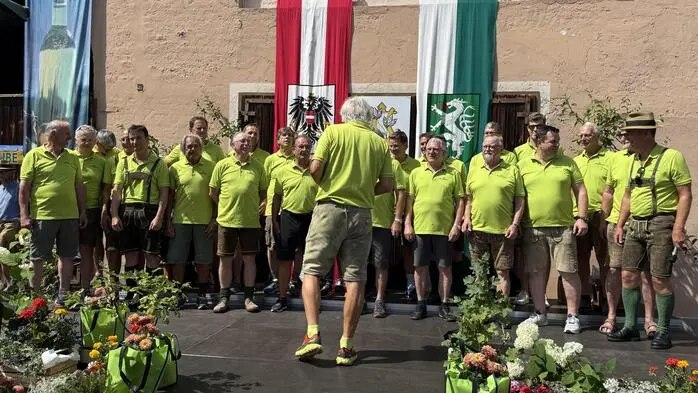 Die Sonne meinte es allzu gut beim 18. Hofsingen des MGV Weißkirchen (Foto) am Samstag im Eibensteinerhof in Weißkirchen.