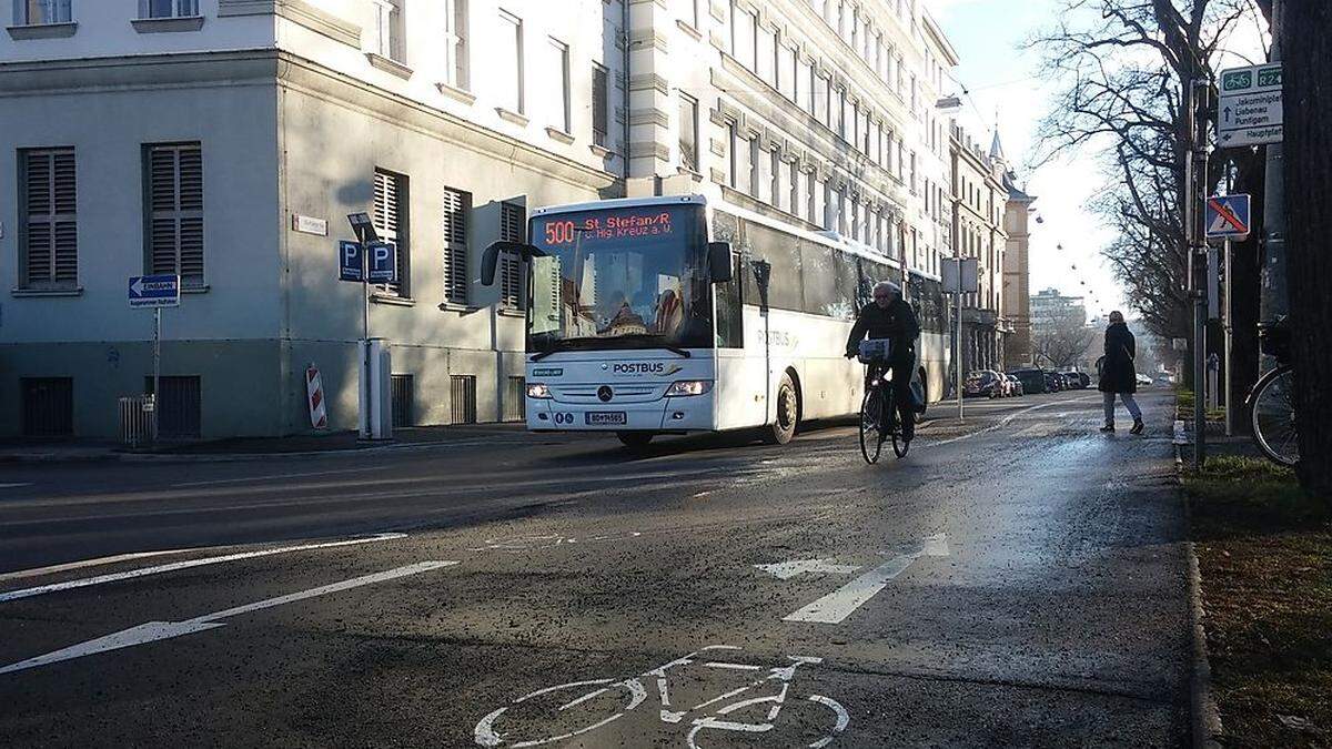 Teils breitere Radwege am Marburger Kai, vor allem aber zwei Zebrastreifen, die nur mehr über eine Fahrspur führen