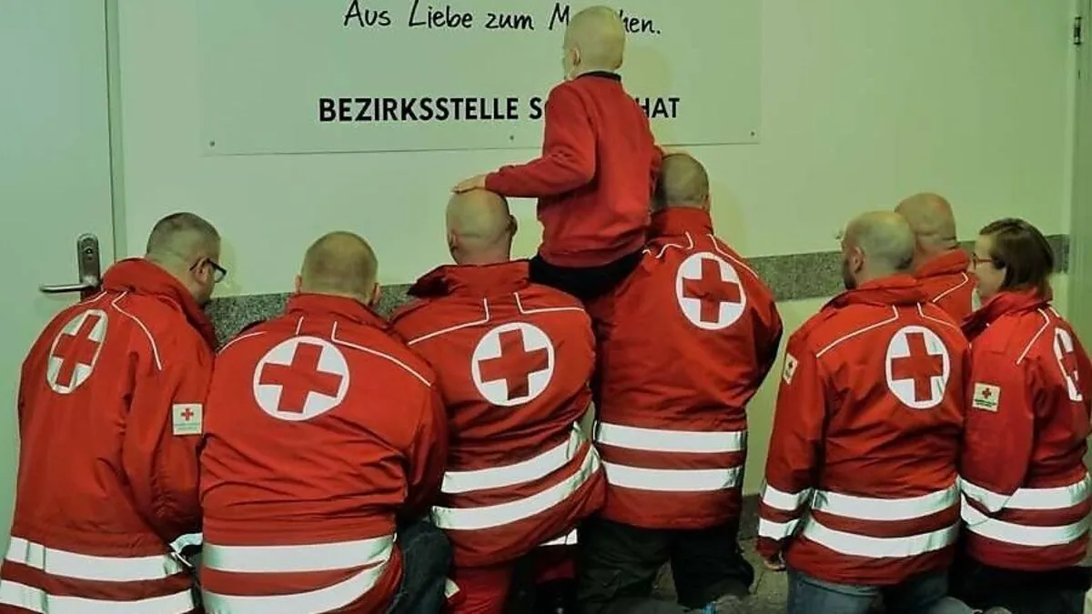 Tobi im Kreise der Rot-Kreuz-Mitarbeiter
