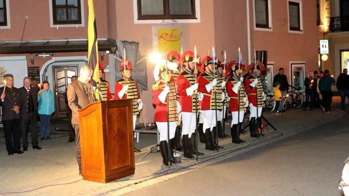 In der Herzogstadt lud am Montag in Zusammenarbeit mit der örtlichen Stadtgemeinde der Kärntner Abwehrkämpferbund (KAB), Ortsgruppe St. Veit, zur Feierstunde. 