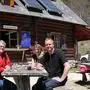 Der Obmann des Österreichischen Touristenklubs, Harald Kogelnik, mit den  Hüttenbetreibern Michaela und Roland Karnitschar