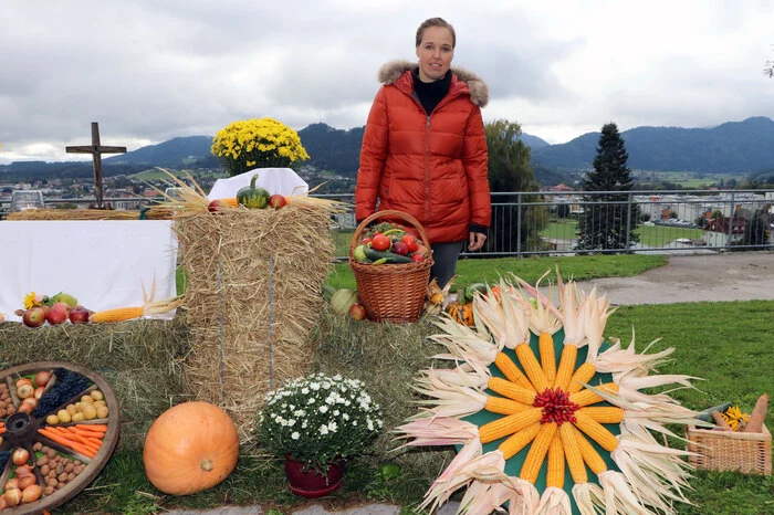 Die Küsterin Kathrin Göderle war für die wunderschöne Erntedankdekoration zuständig.