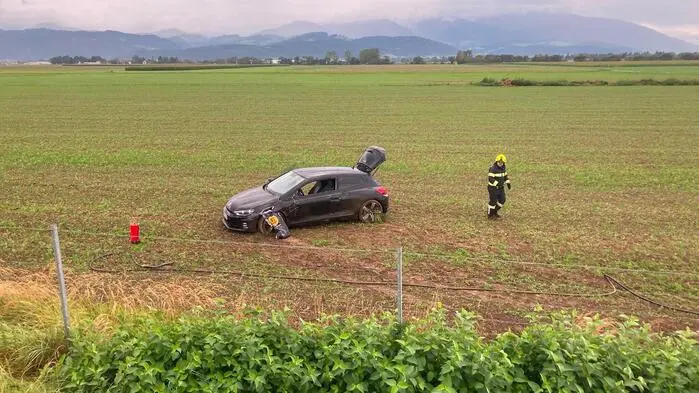 Der Unfallwagen kam in einem an die S 36 angrenzende Feld zu stehen