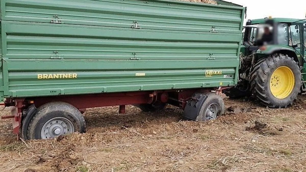 Mittels Seilwinde konnte der Traktor samt Anhänger geborgen werden