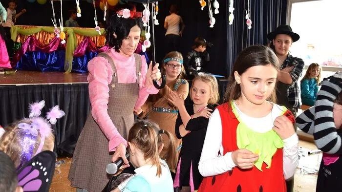 Für den bunten Faschingsdienstagnachmittag zeichneten wieder die fleißigen Damen und Herren vom Erzherzog-Johann-Gesangsverein verantwortlich. Vor allem für die vielen Kinder gab´s viel Spaß – Tanzspiele und Zuckerlregen standen auf dem Programm.