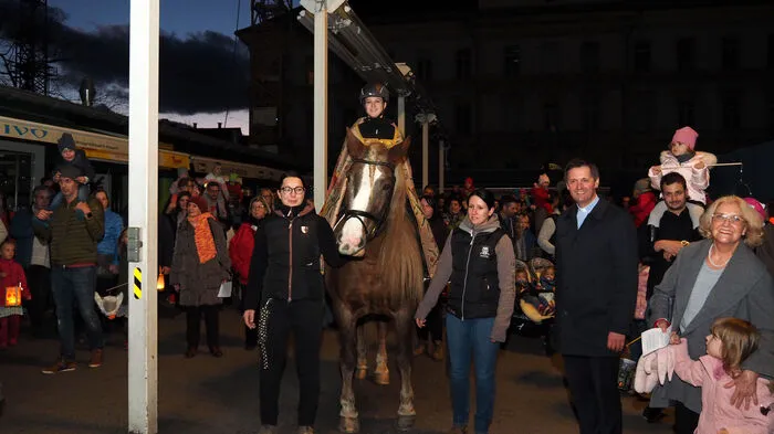 Sonntag trafen sich bei beginnender Dämmerung Familien auf dem Benediktinermarkt zum Martinsfest. Dompfarrer Peter Allmaier fragte im Rahmen seiner Begrüßungsrede einige Kinder, was sie vom Heiligen Martin wissen. Danach brachen alle zum Laternenumzug in Richtung Dom auf. Allen voran ritt die in einen Martinsmantel gehüllte Nina Melicha auf Lucia, die im Vorjahr ihre gelungene Premiere hatte und heuer wesentlich routinierter an den Start ging. Im Klagenfurter Dom angekommen gab es das Martinsspiel.
