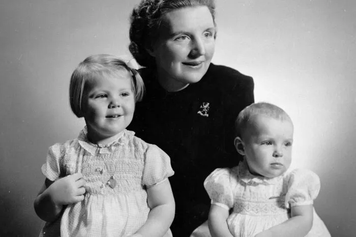 Königin Juliane mit Beatrix (links) und ihrer Schwester (Irene). Später wurden noch zwei Töchter geboren: Margriet und Christina.