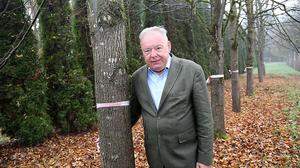 Gärtnermeister Karl Kanovsky mit den &quot;vergessenen&quot; For Forest-Bäumen