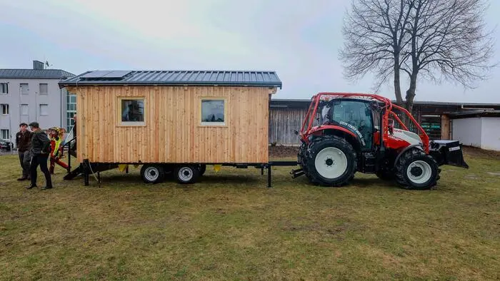 Die Land- und Forstwirtschaftliche Fachschule (LFS) Kobenz lud zur Eröffnung einer mobilen Forsthütte. 