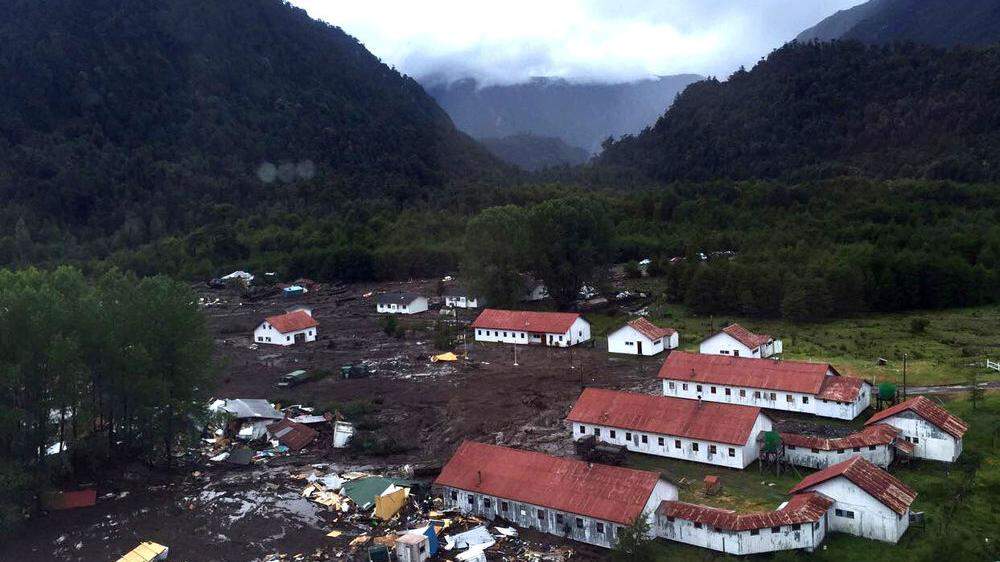 Bei einem Erdrutsch nach heftigen Regenfällen sind im Süden Chiles mindestens fünf Menschen ums Leben gekommen und acht weitere verletzt worden