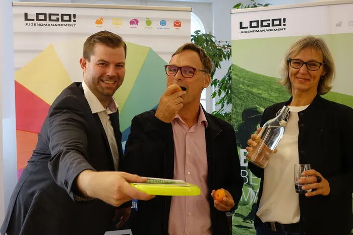 Johannes Heher (Logo Jugendmanagement), der Weizer Bürgermeister Erwin Eggenreich, Uschi Theißl (Jugendmanagement Logo) präsentierten dazu das Konzept.l