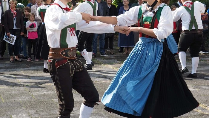 Die Volkstanzgruppe Lindwurm Klagenfurt feierte am Wochenende in der Pfarrkirche St. Ruprecht ihr 65-jähriges Bestehen. Nach der Sonntagsmesse wurde vor der Kirche getanzt, danach ging es zum Familienfest.