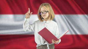 Kind mit Buch vor Österreichflagge