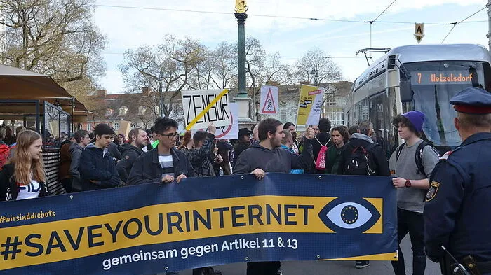 Kurz vor Beginn des Protestmarches "für ein freies Internet" am Eisernen Tor