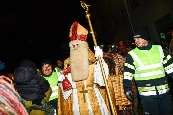 ... auch der Nikolo begleitete die finsteren Gesellen.