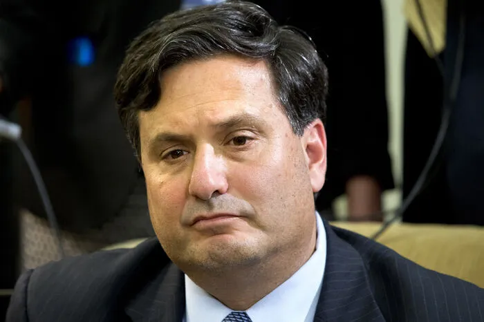 Das Fachmagazin "The American Prospect" handelt Ron Klain als künftigen Stabschef im Weißen Haus. Der 59-jährige Jurist jüdischer Herkunft kennt Biden aus der gemeinsamen Arbeit im Justizausschuss im Senat bereits seit 1989. Danach wurde er Stabschef erst von Vizepräsident Al Gore und dann erneut von 2009 bis 2011 von Vizepräsident Biden. Er könnte in der Corona-Krise zur wichtigen Stütze werden, denn er war 2014 federführend bei der Bekämpfung der Ebola-Epedemie im Einsatz.